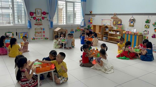 Đề tài: bé làm lồng đèn lớp lá 1 - gv: thân thị ngọc quyên